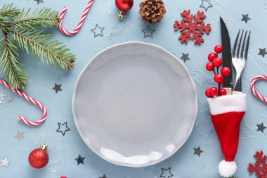 Renk arkaplan üzerine şık masa dekorları ve Noel dekorasyonları ile kompozisyon