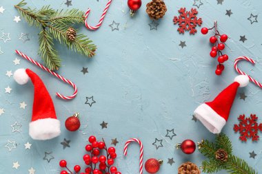 Köknar dallarından yapılmış çerçeve ve renk arkaplanındaki güzel Noel dekoru