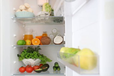 Mutfaktaki dolapta farklı taze ürünler var. Yakın çekim.