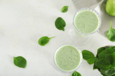 Beyaz arka planda taze ıspanaklı smoothie.