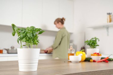 Mutfaktaki masada taze fesleğen var.