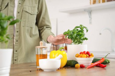 Fesleğenli kadın, sebze, baharat ve bal mutfakta.