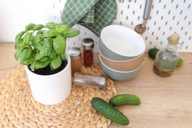 Mutfaktaki masada taze fesleğen var.