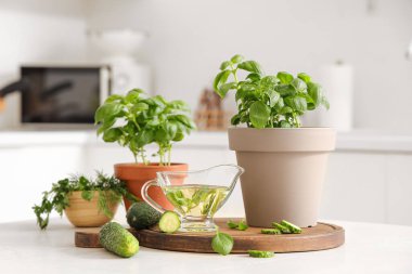 Mutfaktaki masada salatalıklı ve yağlı fesleğen.