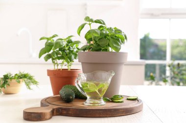 Mutfaktaki masada salatalıklı ve yağlı fesleğen.