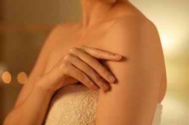 Kaplıca salonunda dinlenen genç bir kadın.