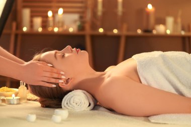 Kadın güzellik salonunda yüz masajı yaptırıyor.