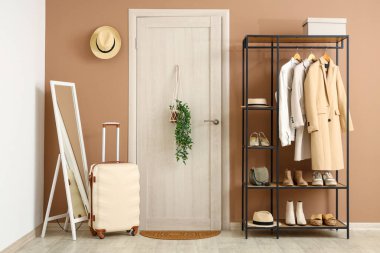 Bavulu, aynası ve giysisi olan modern koridor.