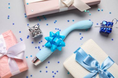 Gri arka planda seks oyuncakları ve hediyeler