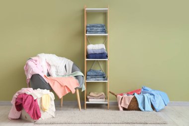 Dağınık ve katlanmış kıyafetlerle modern odanın şık bir iç mekanı.