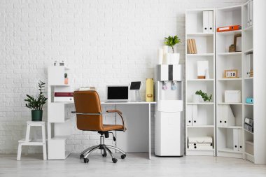 İş yeri, raf ünitesi ve su soğutuculu ofis içi