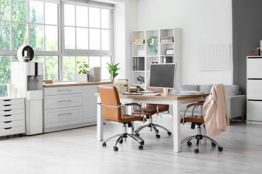 Su soğutucusu ve işyeri olan ışık ofisinin içi