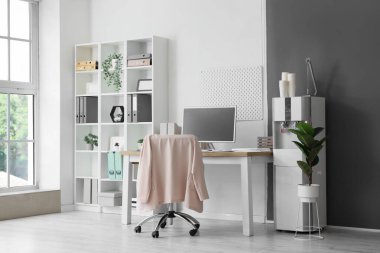 İş yeri, raf ünitesi ve su soğutuculu ofis içi