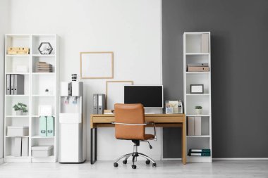 İş yeri, raf üniteleri ve su soğutuculu ofis içi