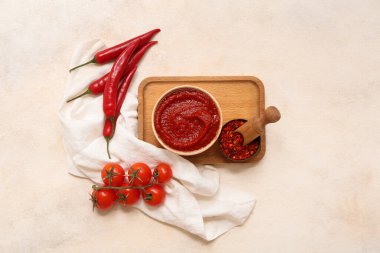 Beyaz arka planda taze biberli ve domatesli kırmızı biber sosu.