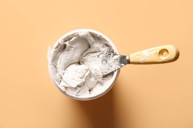 Bej arka planda bıçak ve macun kutusu