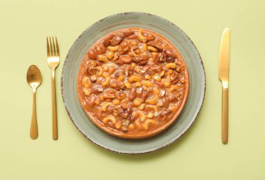 Farklı fındıklı tatlı tart ve yeşil arka planda karamel.