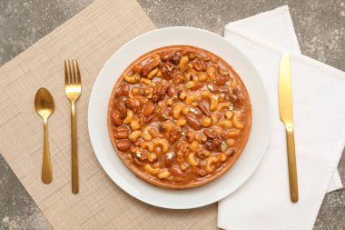 Farklı fındıklı tatlı tart ve gri arkaplanda karamel.