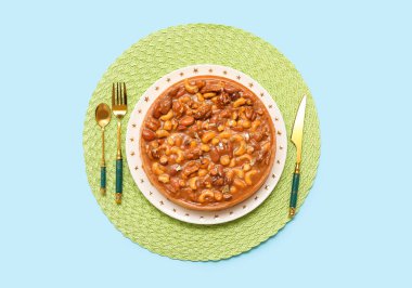 Farklı fındıklı tatlı tart ve mavi arka planda karamel.