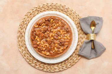 Farklı fındıklı tatlı tart ve bej arkaplanda karamel.