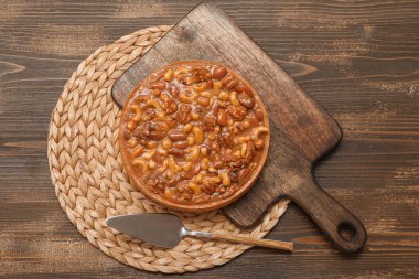 Farklı fındıklı tatlı tart ve ahşap arka planda karamel.