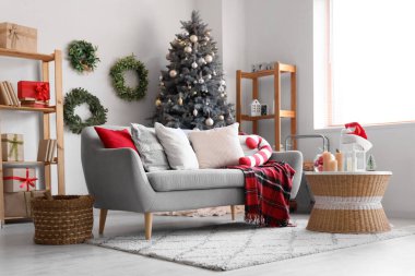 Oturma odası, kanepe, sehpa ve Noel dekoru.