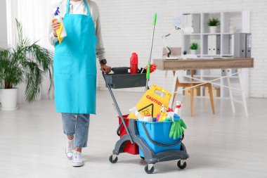 Tramvaylı hademe, dikkat işareti ve temizlik malzemeleri.