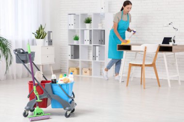 Tramvaylı kadın hademe ve temizlik malzemeleri ofisi.