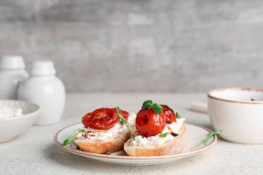 Beyaz masada ricotta soslu lezzetli domates bruschetta.