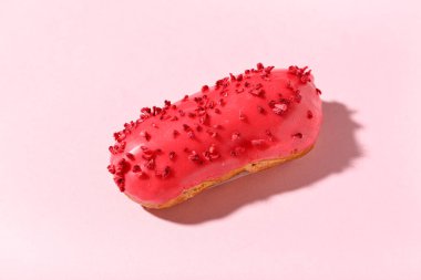 Pembe arka planda nefis jöleli ekler.