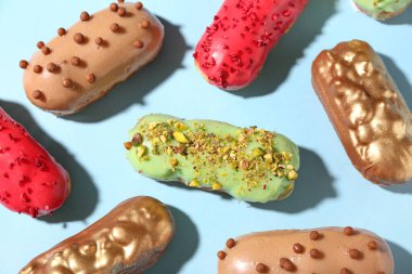 Renk arkaplanında çeşitli jöleli eklerle kompozisyon