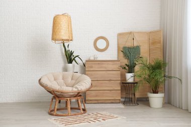 Oturma odasının içinde ayna, klozet ve koltuk var.