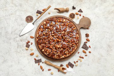 Beyaz arka planda farklı fındıklı ve malzemeli ahşap bir tart tahtası.