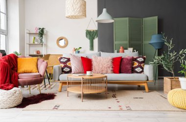 Koltuğu, masası ve kanepesi olan şık bir oturma odası.