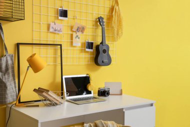 İş yeri, ruh hali kurulu ve ukulele ile ofis içi