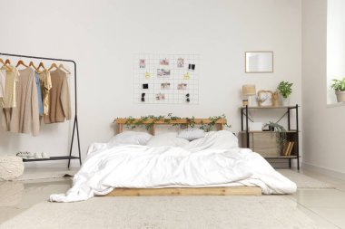 Duvarında rahat yatak ve ruh hali olan şık bir yatak odası.