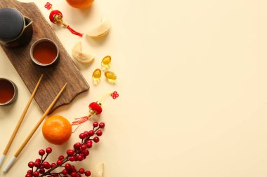 Fal kurabiyeli çay, bej arka planda Çince ve Çince semboller. Yeni yıl kutlaması