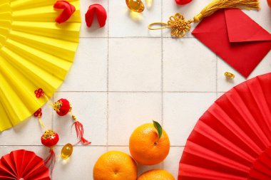 Mandalinalı Çin sembolleri ve beyaz fayanslı fal kurabiyelerinden yapılmış çerçeve. Yeni yıl kutlaması