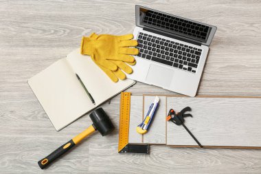 Araçlar, dizüstü bilgisayarlar, dizüstü bilgisayarlar ve yerdeki kaplamalar