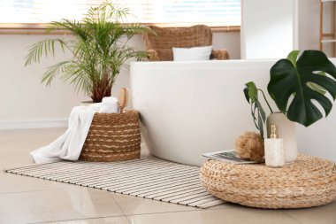 Banyoda yerde çizgili paspas.