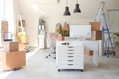 Taşındığı gün ofisinde daha serin ve karton kutular olan işyeri