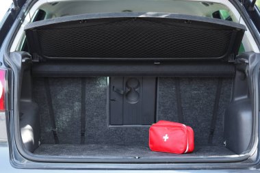 Bagajda ilk yardım çantası var.