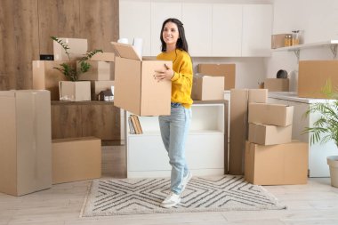 Taşındığı gün mutfakta kutu taşıyan güzel bir kadın.