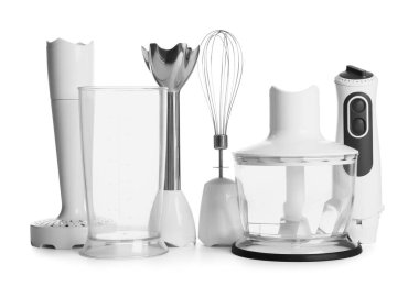 Beyaz arkaplanda farklı eklentilere sahip modern karıştırıcı