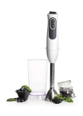 Böğürtlenli ve fesleğenli modern blender