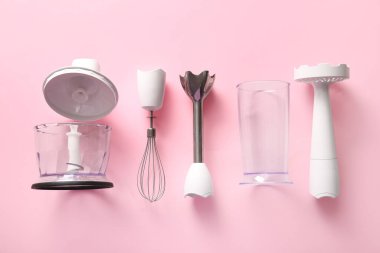 Pembe arka planda farklı eklentilere sahip modern karıştırıcı