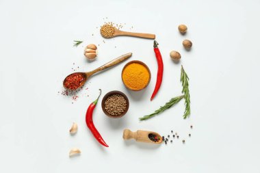 Hafif arka planda aromatik baharatlarla kompozisyon