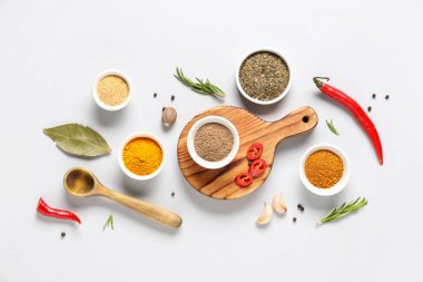 Gri arka planda çeşitli baharatlara sahip kompozisyon