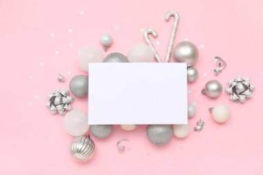 Boş kart, Noel baloları, konfeti, baston şeker ve pembe arka planda köknar dalları