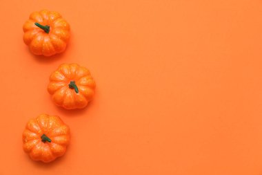 Turuncu arka planda taze balkabakları